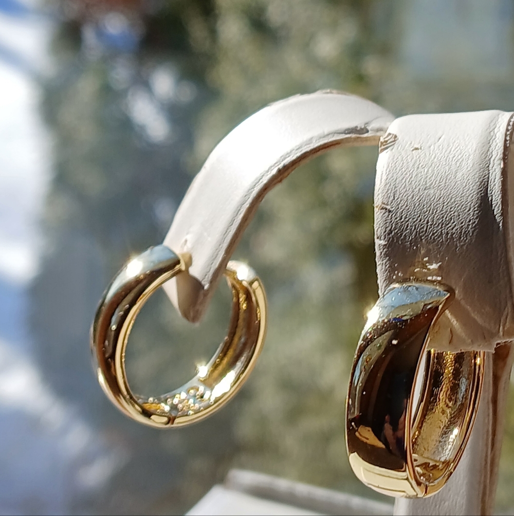 Beautiful 18K Gold Filled Wedding Band Style Hoop Earrings - Picture 4 of 8